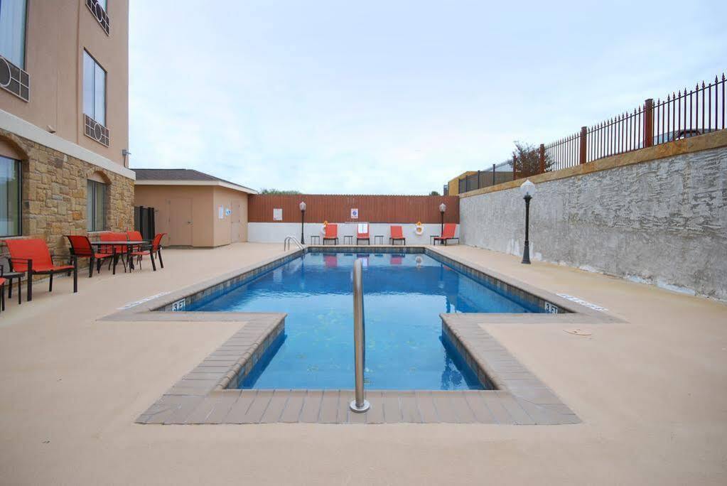 Holiday Inn Express & Suites Gonzales By Ihg Exterior foto